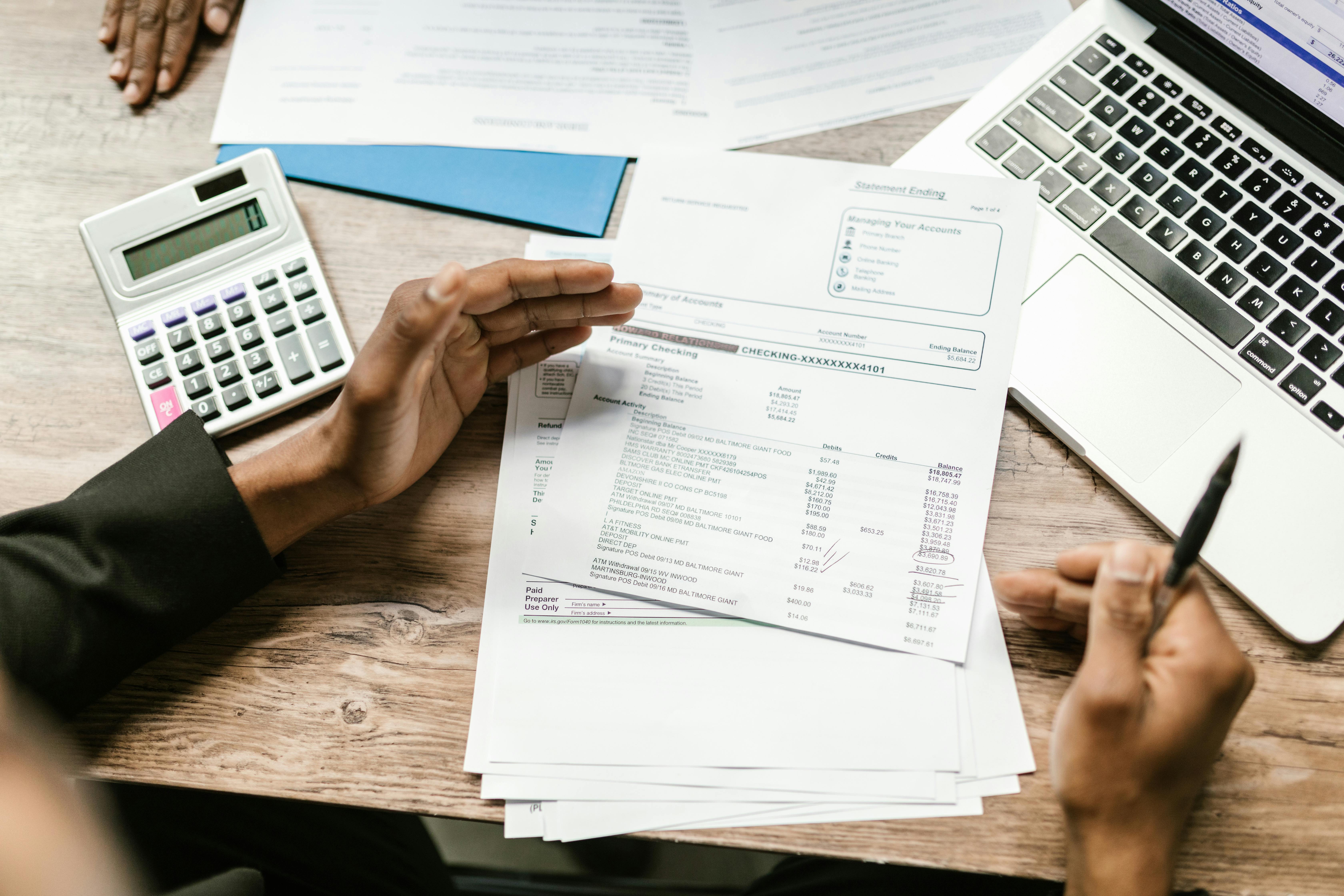 Contador de S&S revisando documentos de impuestos con un cliente